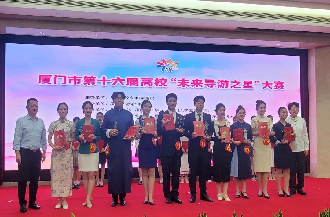 毛佳乐领奖图片.jpg