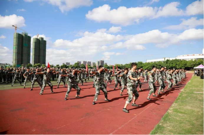 青春正起航——2019级新生军训闭幕式275.png